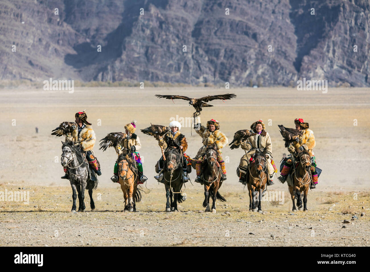 Eagle kazajo cazadores llegan a caballo al Festival Golden Eagle en Mongolia Foto de stock