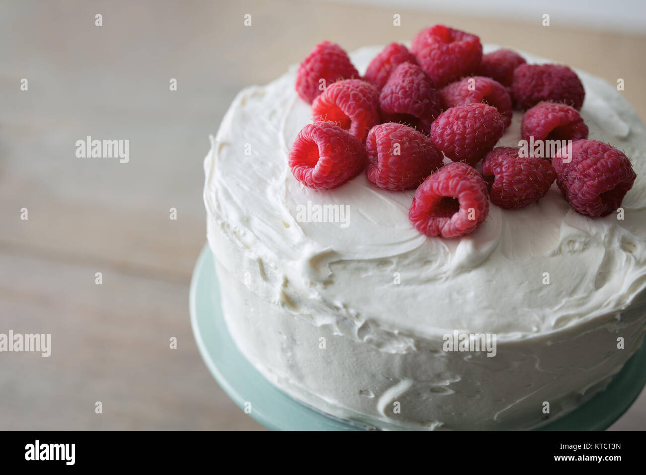 Todo el Pastel de frambuesa con frambuesas frescas en la parte superior que  se sirven desde una placa de pastel verde menta Fotografía de stock - Alamy