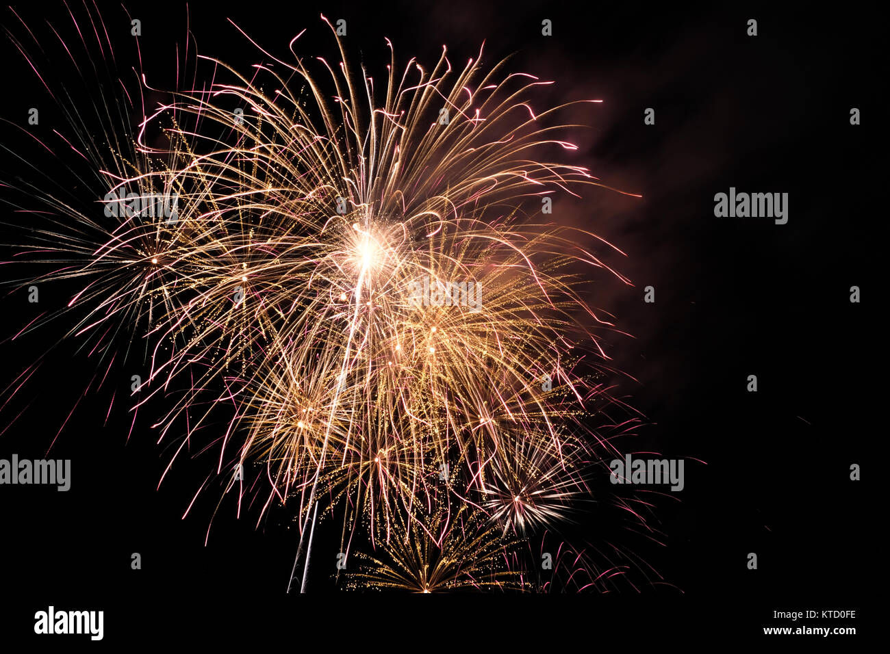 Explosión de fuegos artificiales en el cielo nocturno oscuro, celebración  del año nuevo