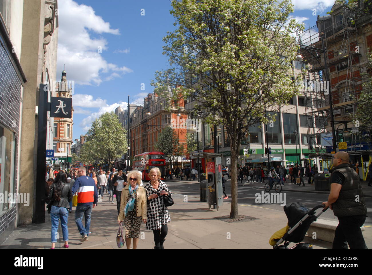 Londres, Reino Unido - 11 de abril de 2015: La vida de la ciudad de Oxford Street. Foto de stock