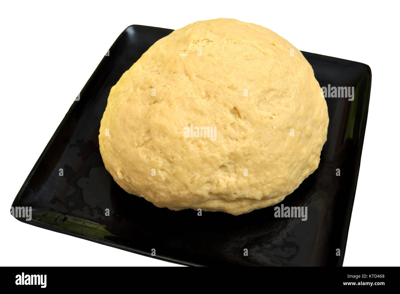 Imagen aislada de aumentado masa de levadura para pan o pizza en una bandeja para hornear negro Foto de stock