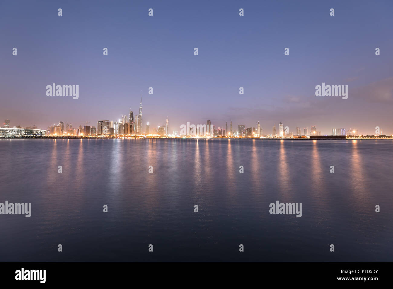 Hermoso amanecer sobre el horizonte del centro de Dubai. Dubai, Emiratos Árabes Unidos. Foto de stock