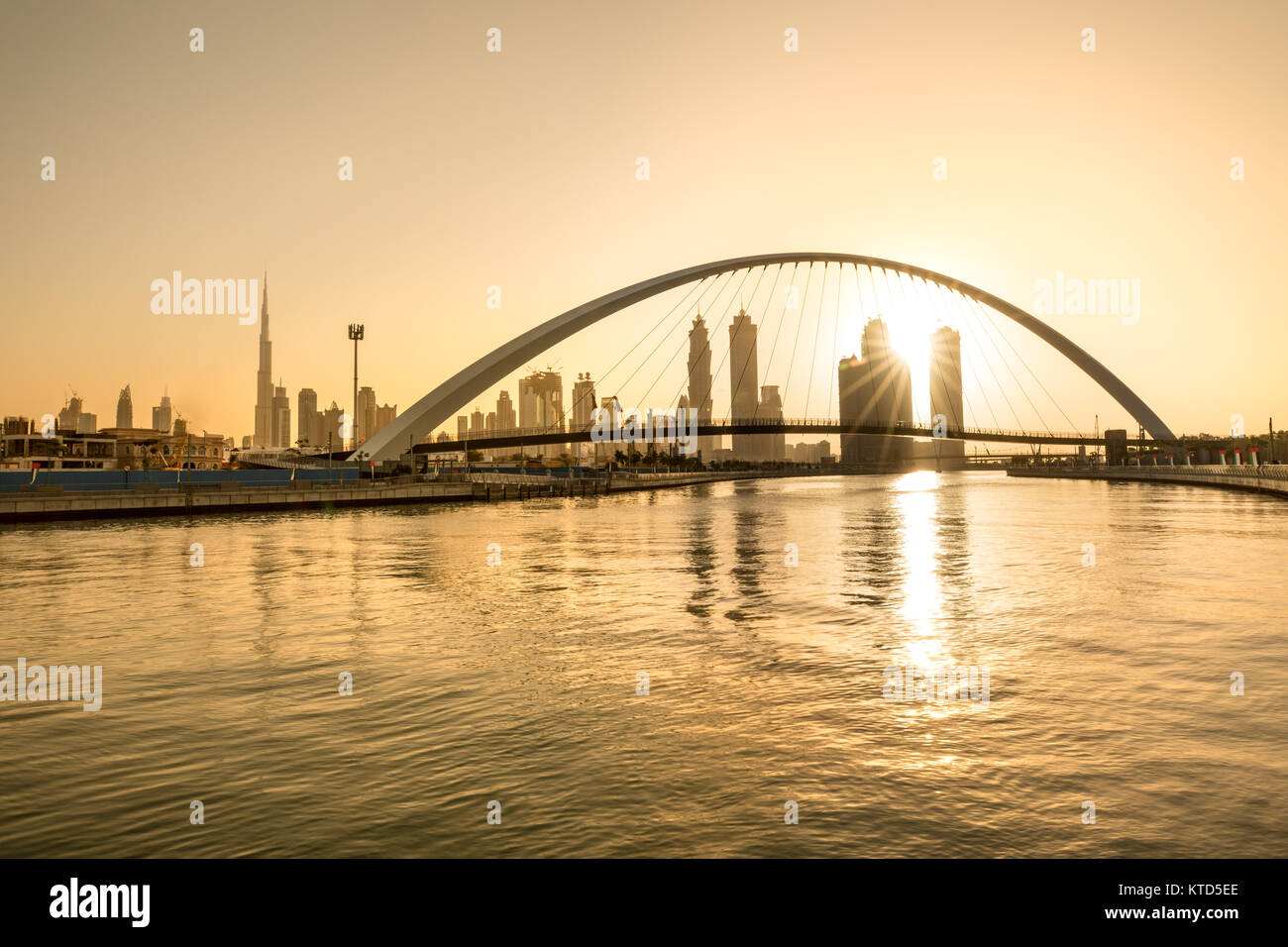Hermoso color amarillo dorado amanecer sobre Dubai Ciudad. Dubai, Emiratos Árabes Unidos. Foto de stock