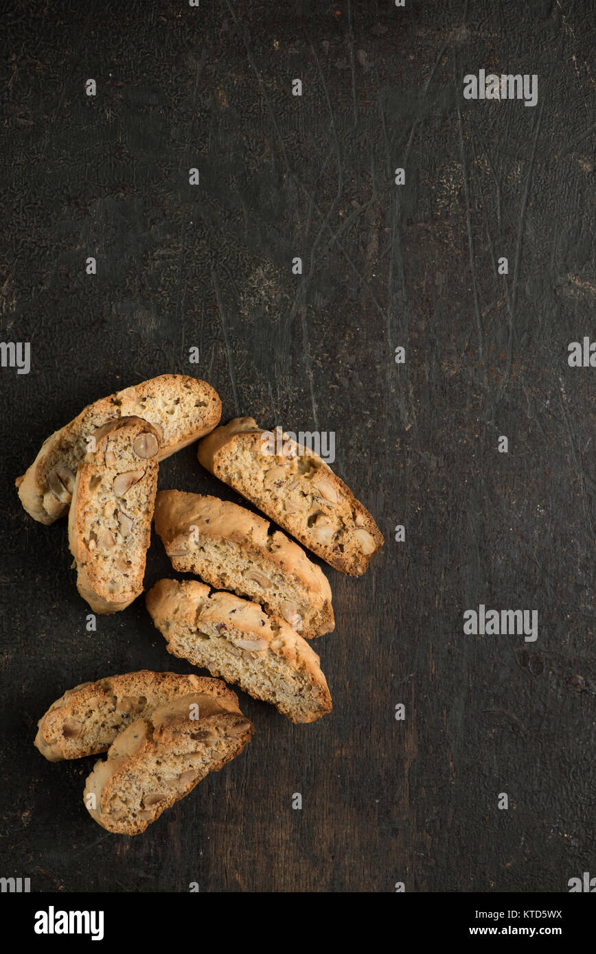 Doublr tradicionales y sabrosas galletas horneadas sobre fondo oscuro. Foto de stock