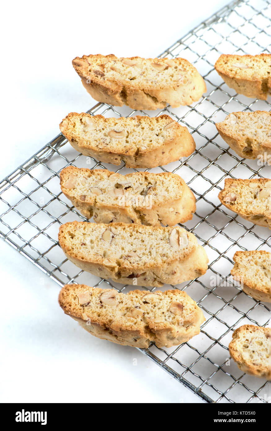 Biscotti doublr tradicionales y sabrosos horneados en un rack y fondo blanco. Foto de stock