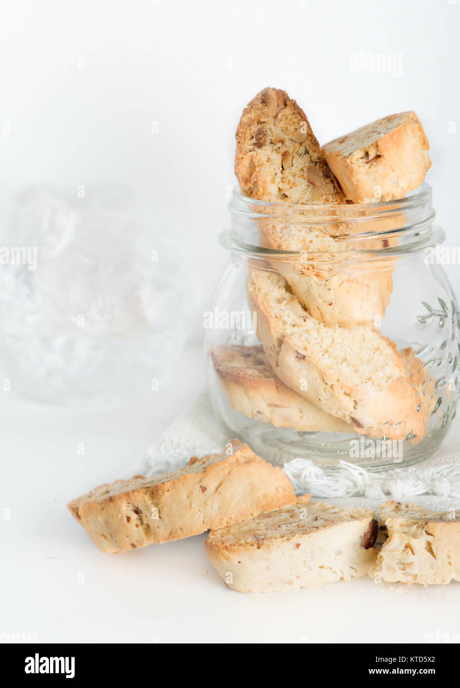 Biscotti tradicional en una jarra. Dulces para el Cristmas festiva. Foto de stock