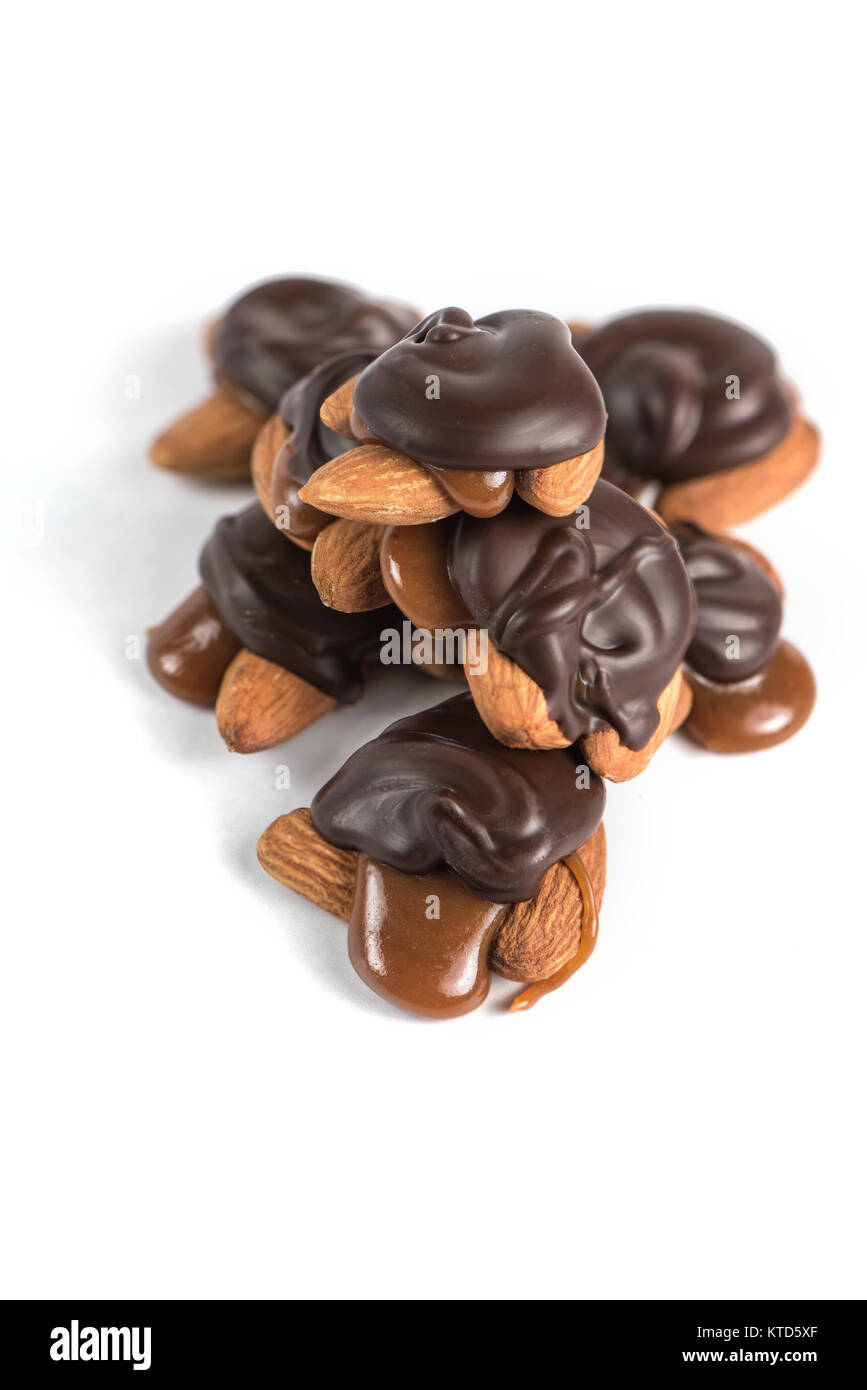 Tortugas de dulces de chocolate con almendras y caramelo salado. Foto de stock