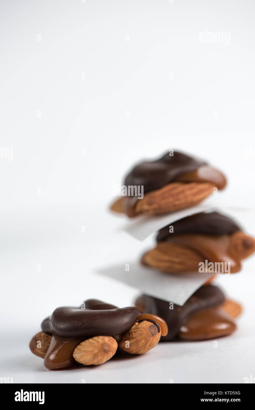 Tortugas de dulces de chocolate con almendras y caramelo salado. Foto de stock