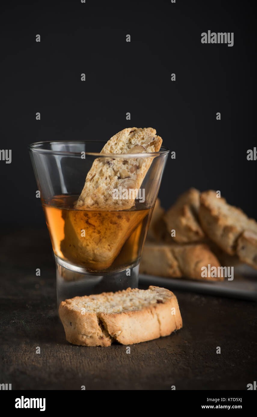 Biscotti tradicional en una jarra. Dulces para el Cristmas festiva con vino Santo. Foto de stock