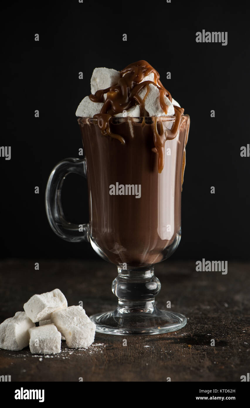 Conseguí chocolate y malvaviscos caseros con toffee llovizna. Foto de stock