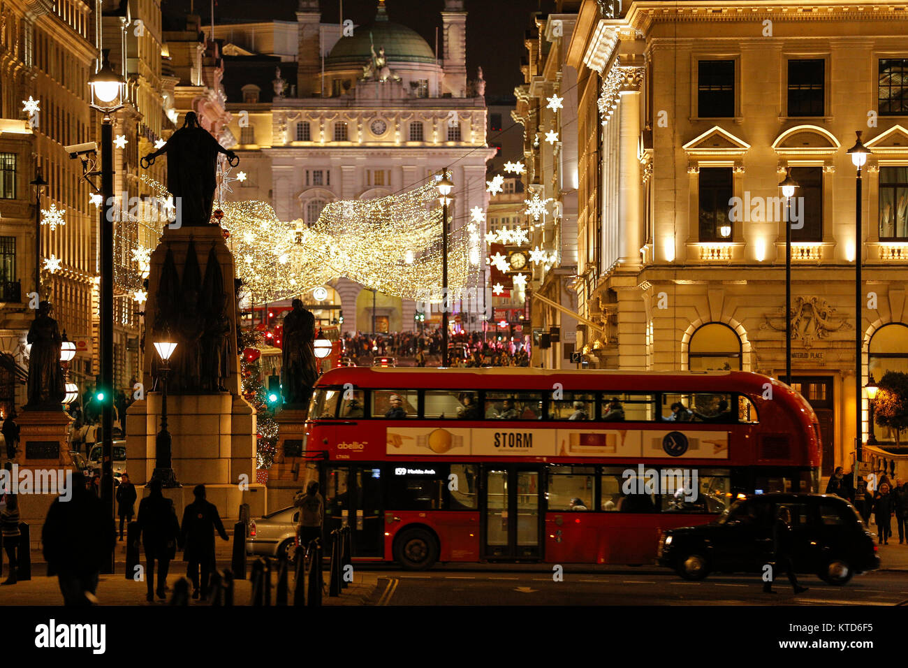 De diciembre de 2017 Piccadilly, Londres, Reino Unido, Europa. Las luces de la calle y decoraciones de Navidad, fiesteros y Londres Autobús rojo Foto de stock