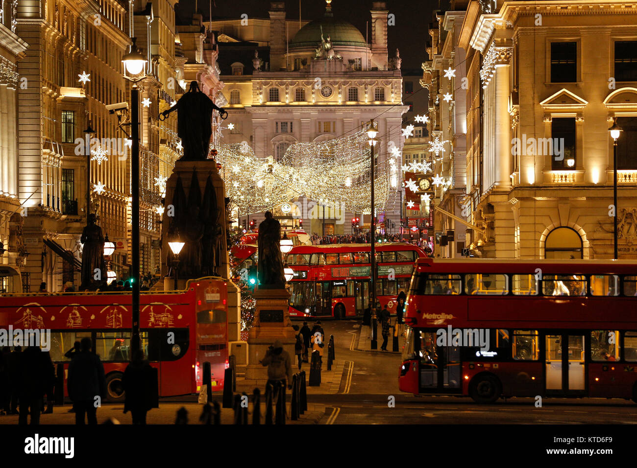 De diciembre de 2017 Piccadilly, Londres, Reino Unido, Europa. Las luces de la calle y decoraciones de Navidad, fiesteros y Londres Autobús rojo Foto de stock
