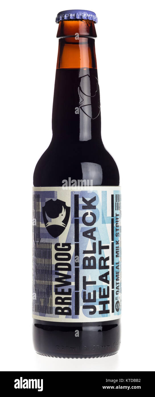 Botella de escocés negro azabache Brewdog cerveza corazón aislado sobre un fondo blanco. Foto de stock