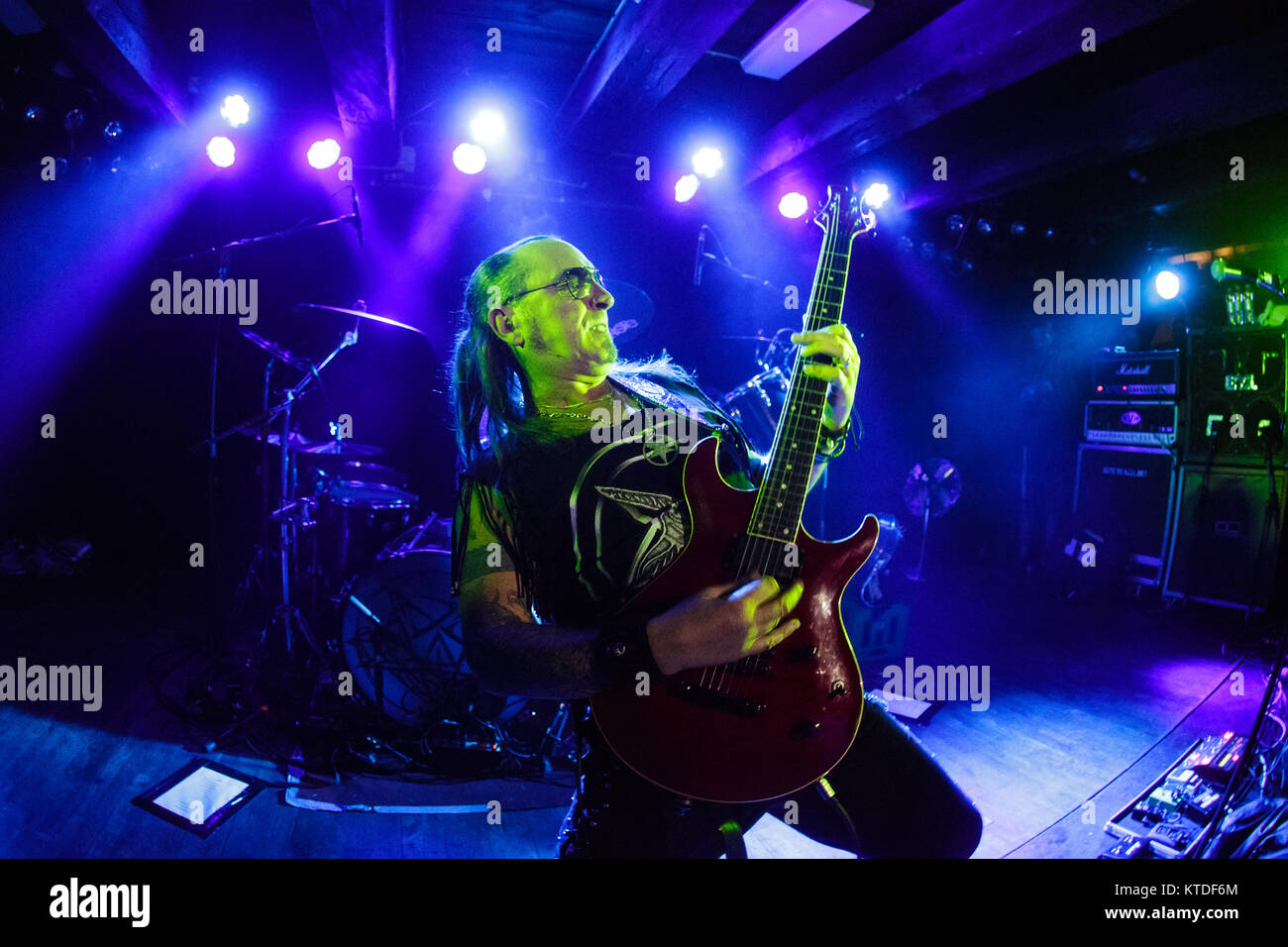 La banda de heavy metal británico Venom Inc realiza un concierto en vivo en Loppen en Copenhague. Aquí el guitarrista Jeff 'Mantas' Dunn es visto en vivo en el escenario. Dinamarca, el 05/10 de 2015. Foto de stock