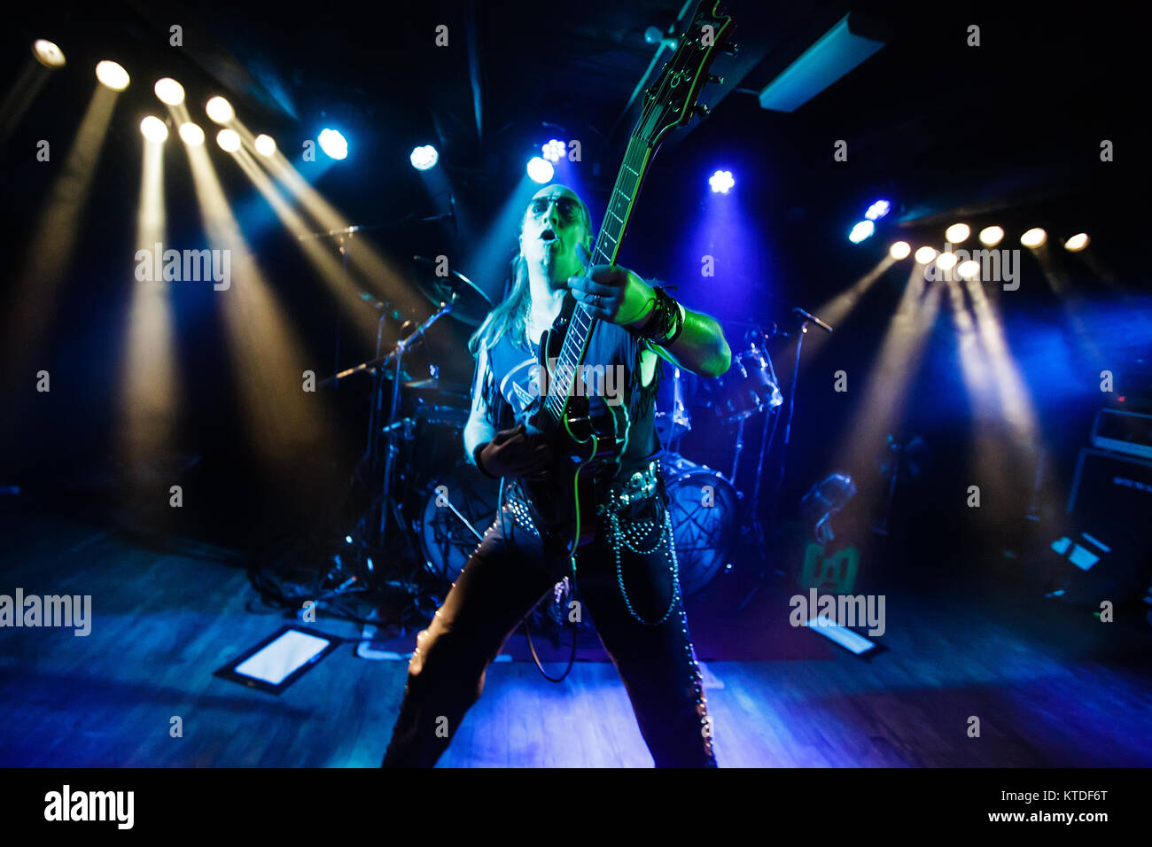 La banda de heavy metal británico Venom Inc realiza un concierto en vivo en Loppen en Copenhague. Aquí el guitarrista Jeff 'Mantas' Dunn es visto en vivo en el escenario. Dinamarca, el 05/10 de 2015. Foto de stock