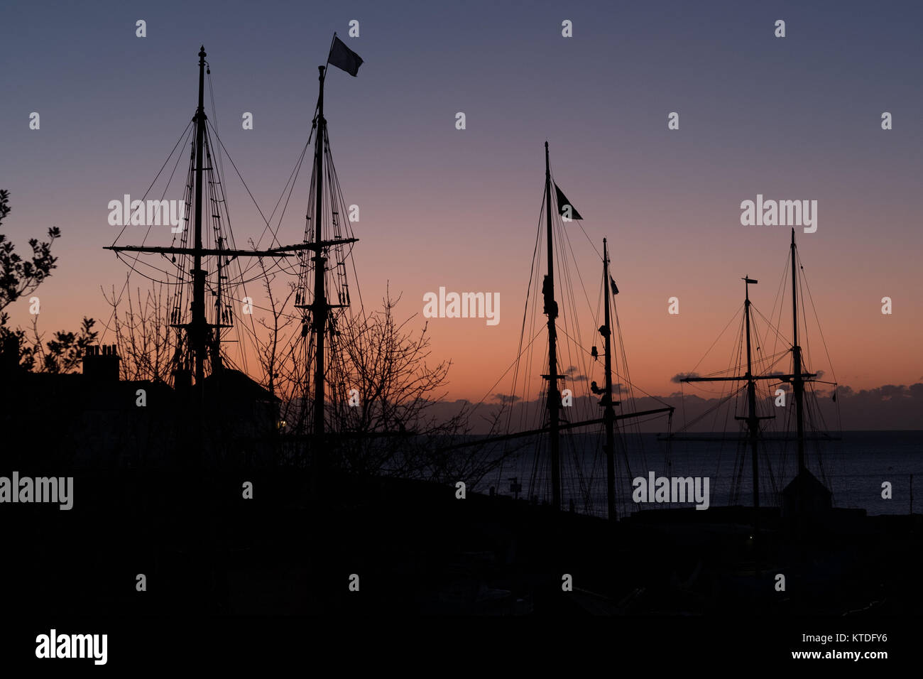 Square amañadas tall ships recogido en Charlestown, Cornualles, al amanecer. Foto de stock