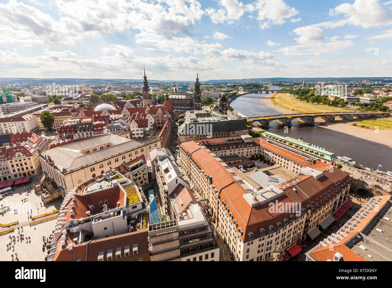 Deutschland, Sachsen, Dresden, Stadtansicht, Blick über Stadtzentrum, Elba und Augustusbrücke Foto de stock