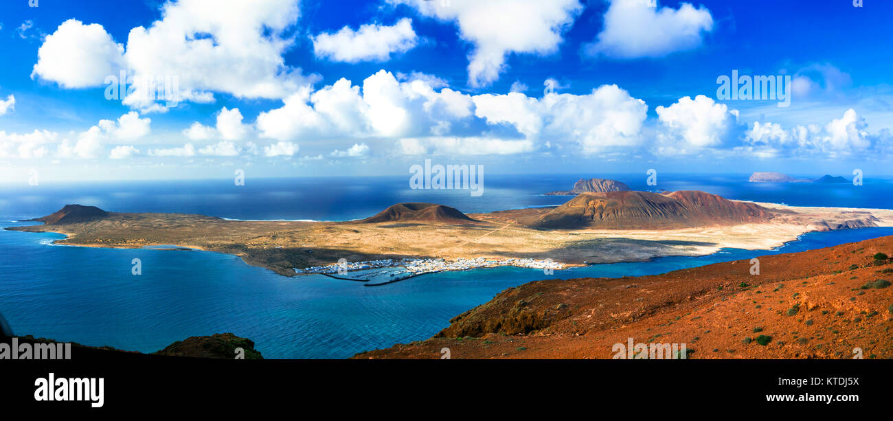 Impresionante paisaje volcánico, las vistas desde el Mirador del Rio, isla de Lanzarote, España. Foto de stock