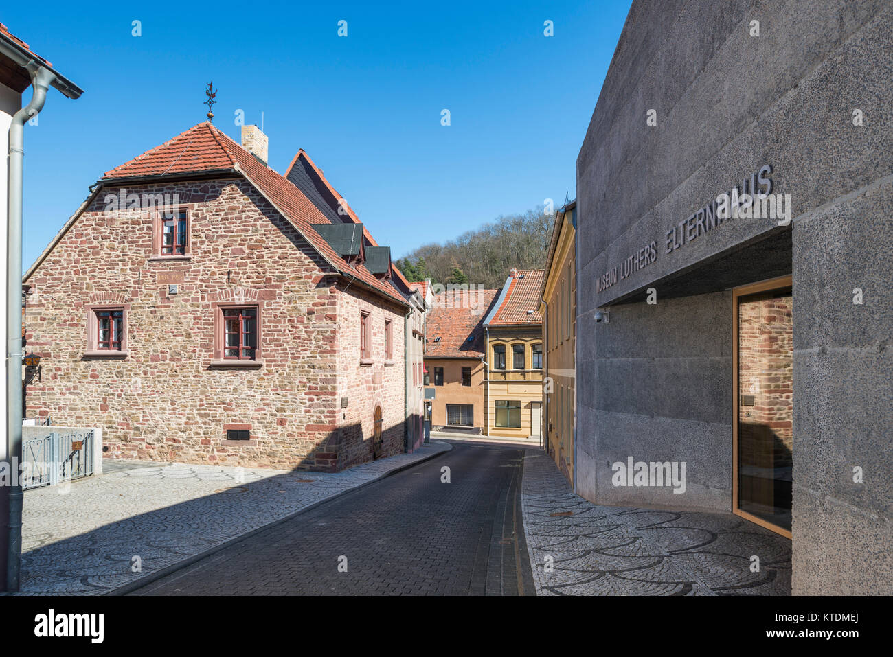 Hier lebte Elternhaus Luthers, 1484-1497, rechts moderner Museumsneubau von 2014, Mansfeld-Lutherstadt, Sajonia-Anhalt, Alemania Foto de stock
