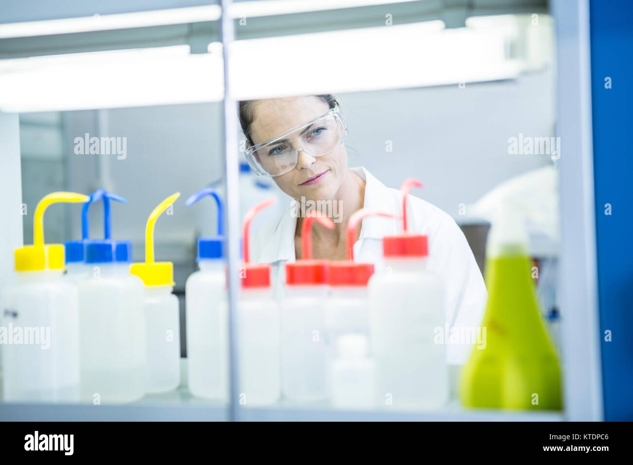 Retrato del científico en el laboratorio Foto de stock