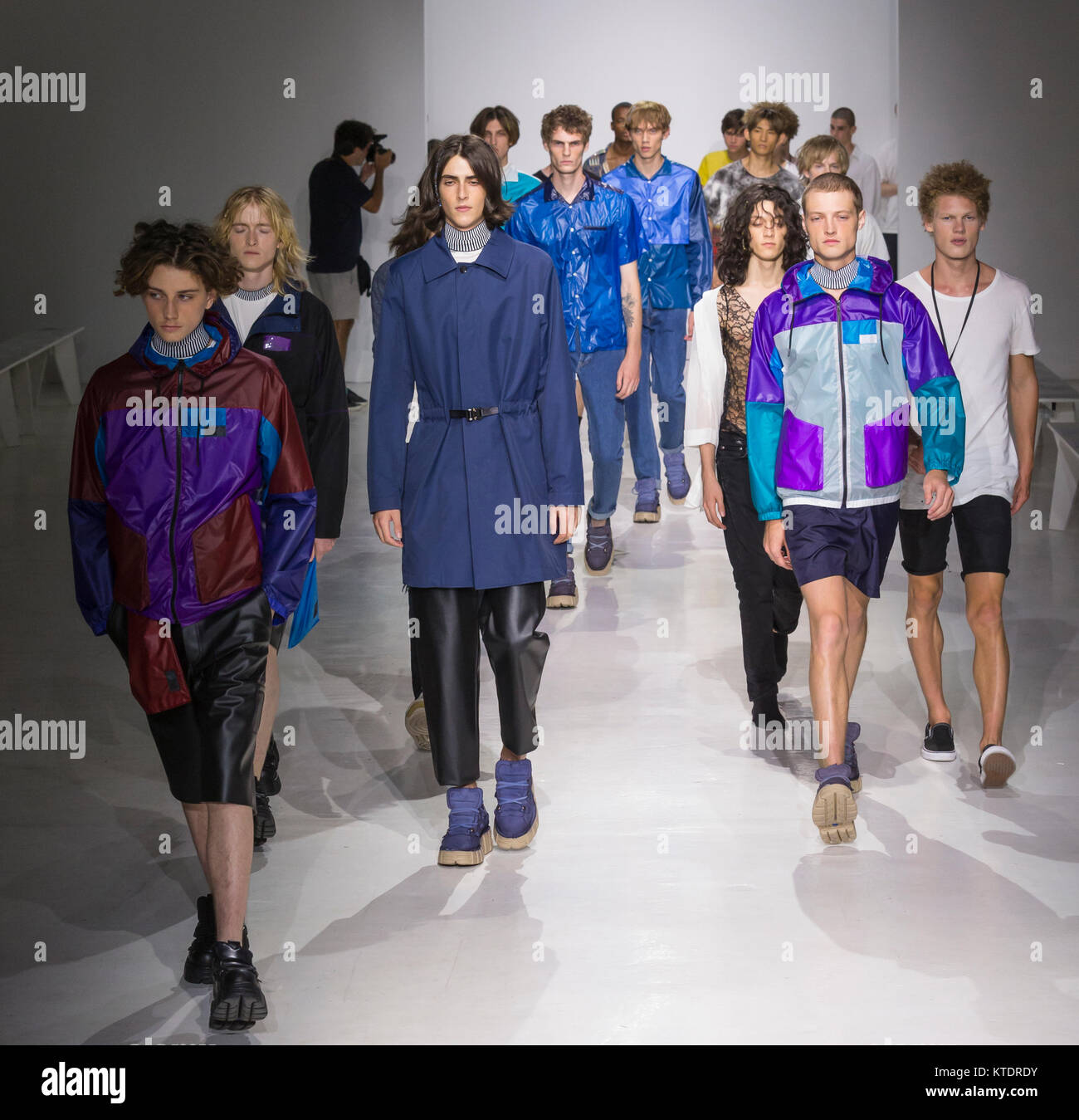 NEW YORK, NY - Julio 11, 2017: Modelos ensayan la Patrik Ervell Show durante la Semana de la Moda de Nueva York para hombres S/S 2018 Foto de stock
