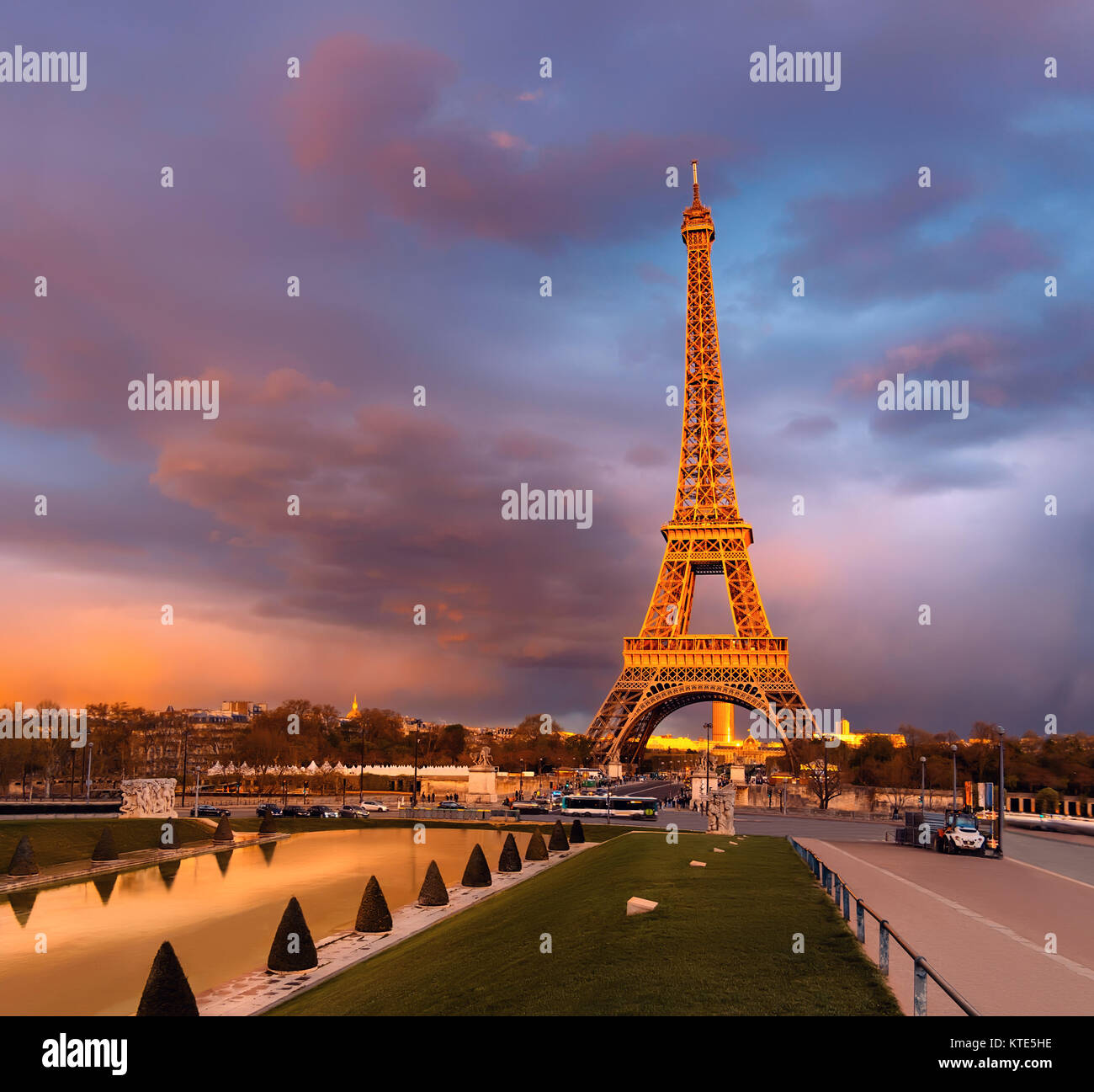 Torre Eiffel en un atardecer medio iluminadas por los últimos rayos del sol. ajuste de panorama hizo de cuatro imágenes horizontales. Esta imagen es tonificado. Foto de stock