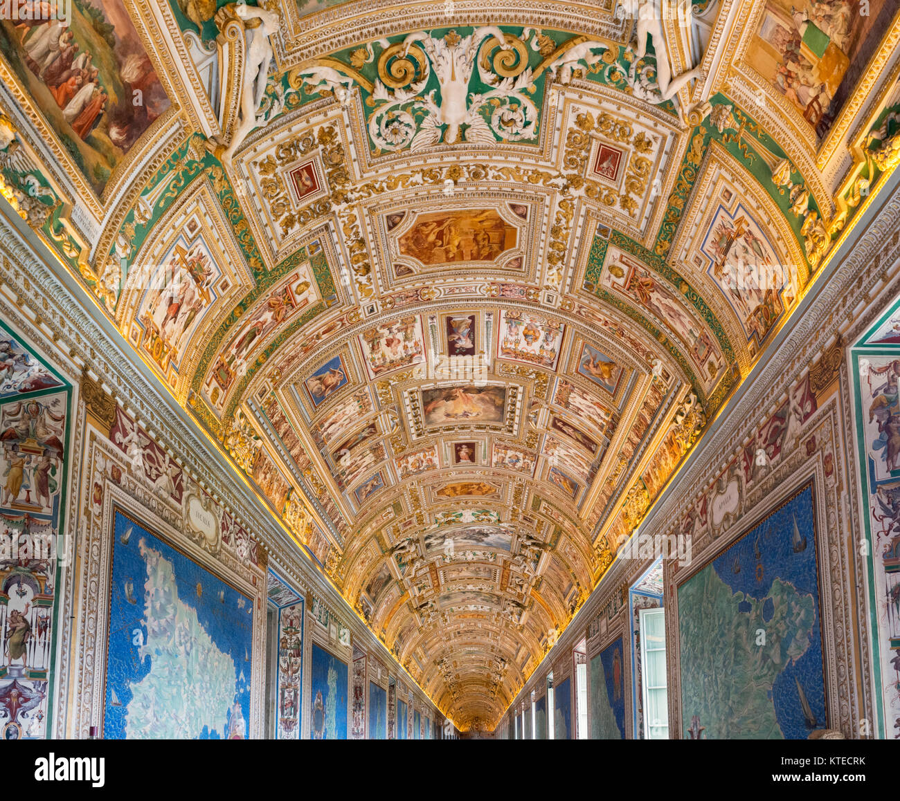 Techos decorativos en la Galleria delle Carte Geografiche, los Museos del Vaticano, Ciudad del Vaticano, Roma, Italia Foto de stock