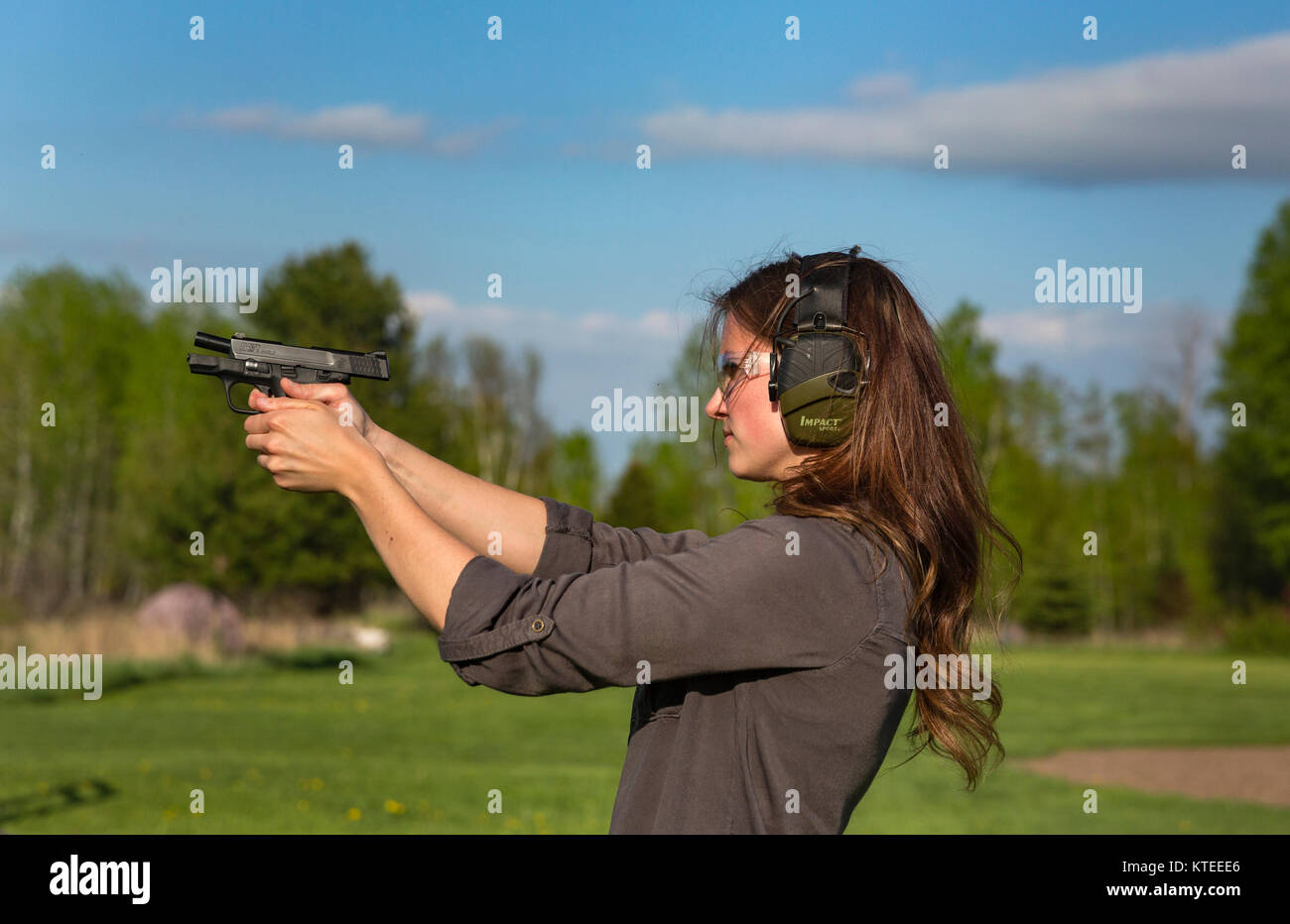 Joven dispara un Smith & Wesson M&P pistola Escudo Foto de stock
