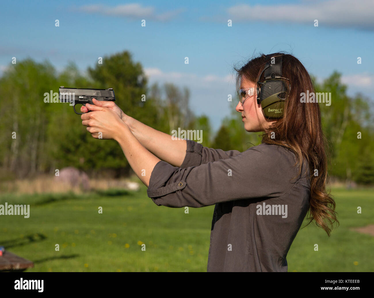 Joven dispara un Smith & Wesson M&P pistola Escudo Foto de stock