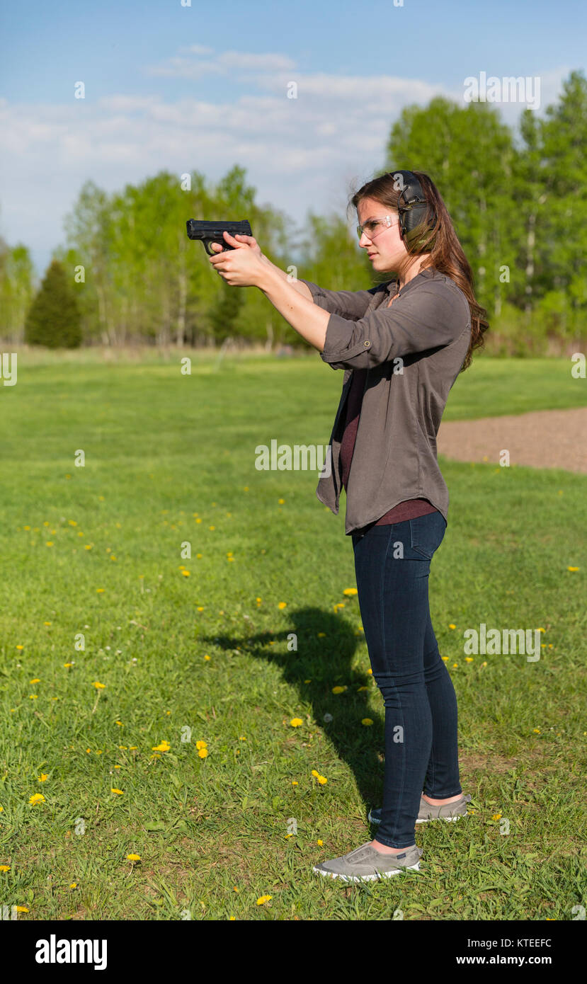 Joven dispara un Smith & Wesson M&P pistola Escudo Foto de stock