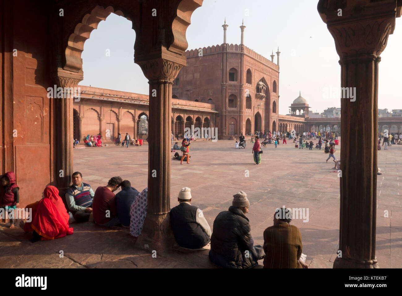 Multitudes dentro de la mezquita Jama Masjid en Delhi, India Foto de stock