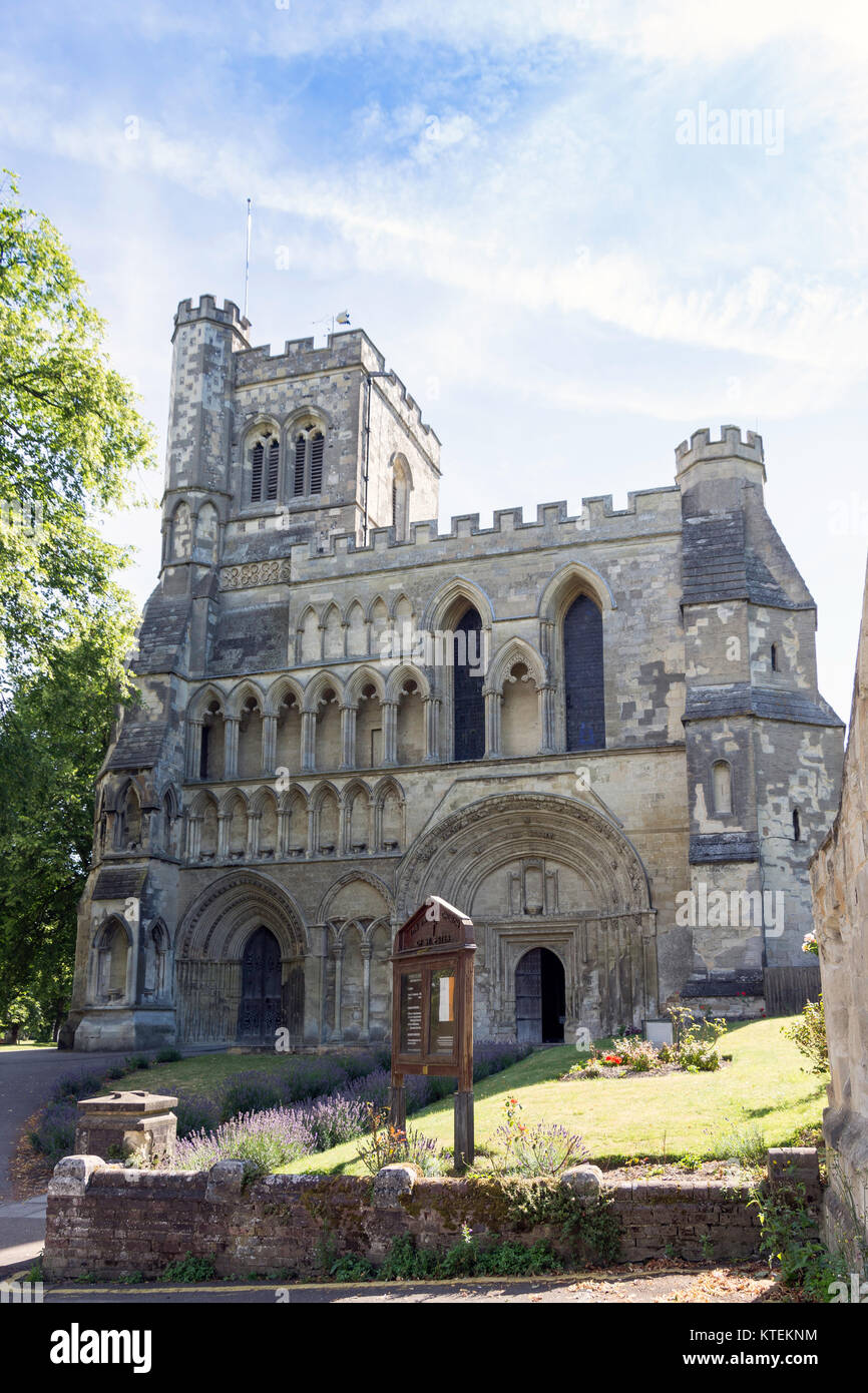 Fachada de la Iglesia Prioral de San Pedro, Dunstable, Bedfordshire, Inglaterra, Reino Unido Foto de stock