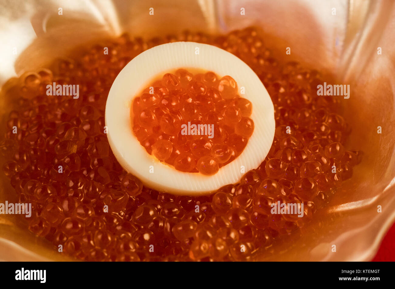 Taza de caviar rojo exclusivo, elaborado con huevas de salmón Foto de stock