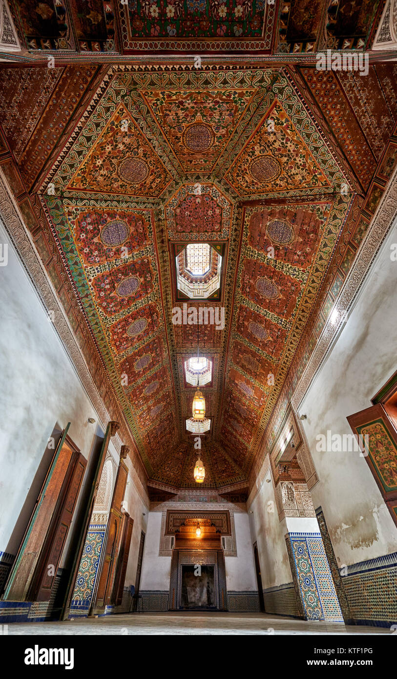 Fuerte techo decorado en palacio Bahia, Marrakech, Marruecos, África Foto de stock