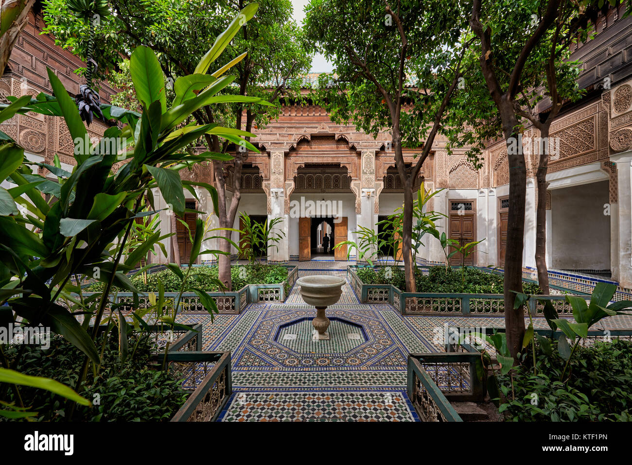 Patio interior decorado en estilo morisco del palacio Bahia, Marrakech, Marruecos, África Foto de stock