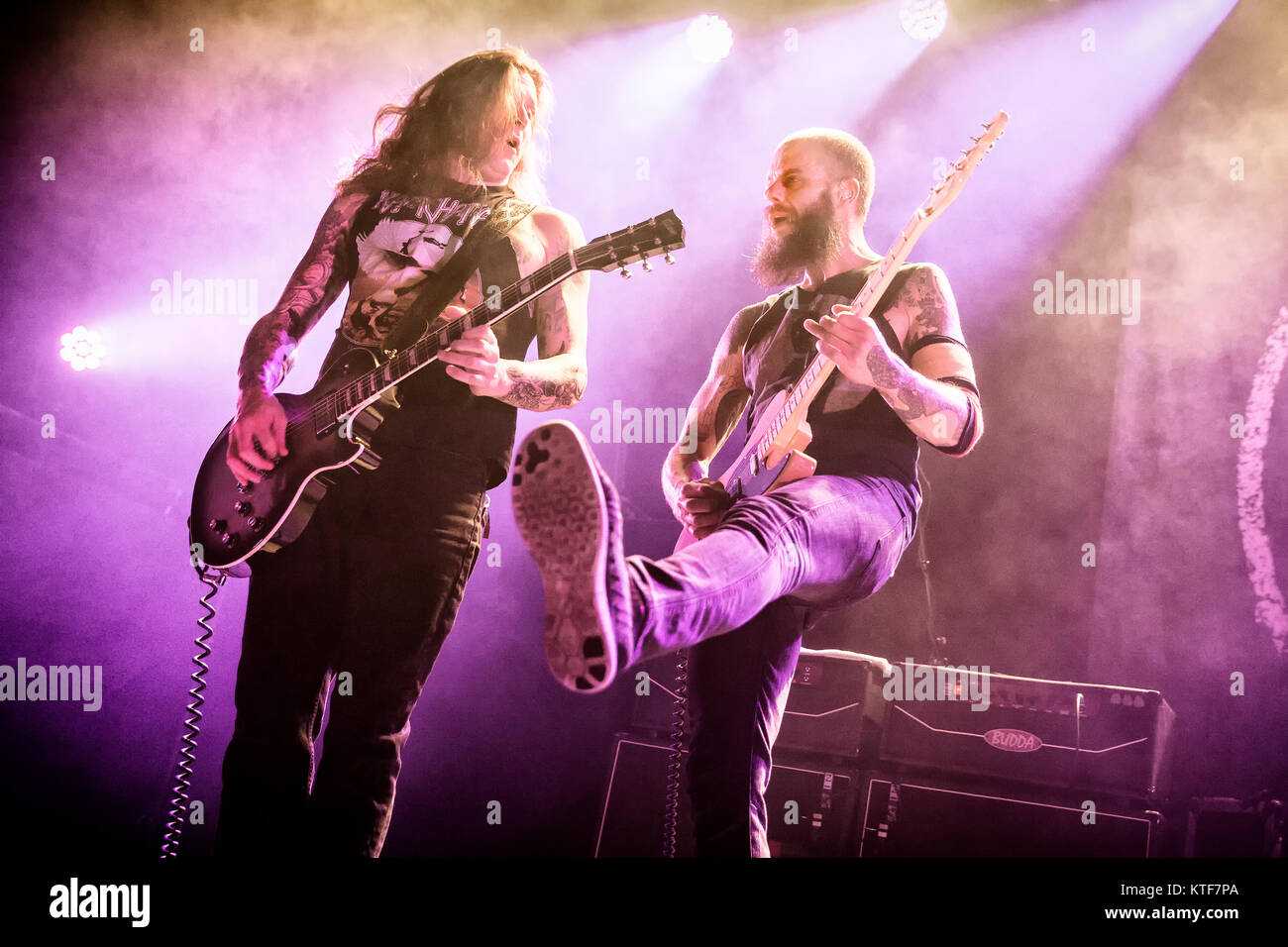 La banda de heavy metal Americana Baronesa realiza un concierto en vivo en el Rockefeller de Oslo. Aquí el vocalista y guitarrista John Baizley (R) es visto en vivo en el escenario con Peter Adams (L). Noruega, el 30/03 de 2016. Foto de stock