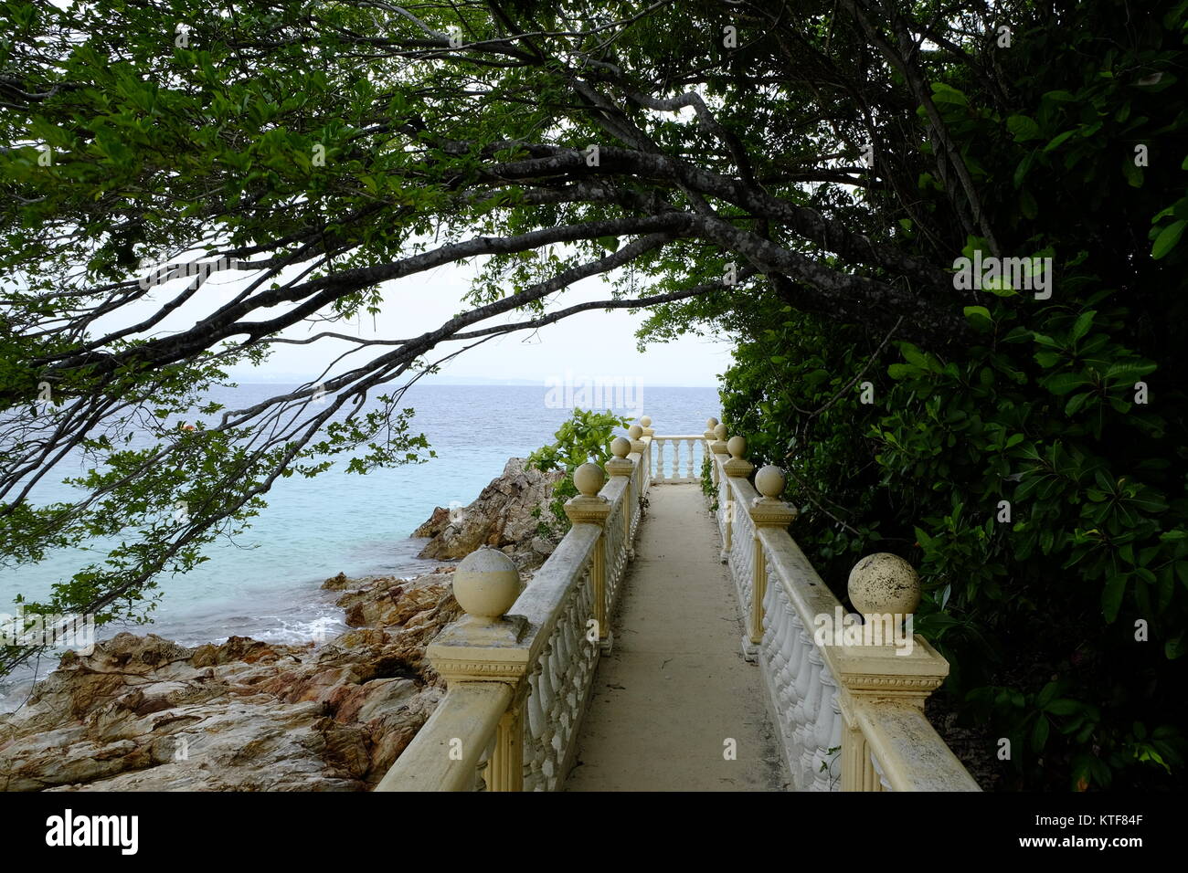 Senderos recorren la costa de Pulau Kapas en Malasia Foto de stock