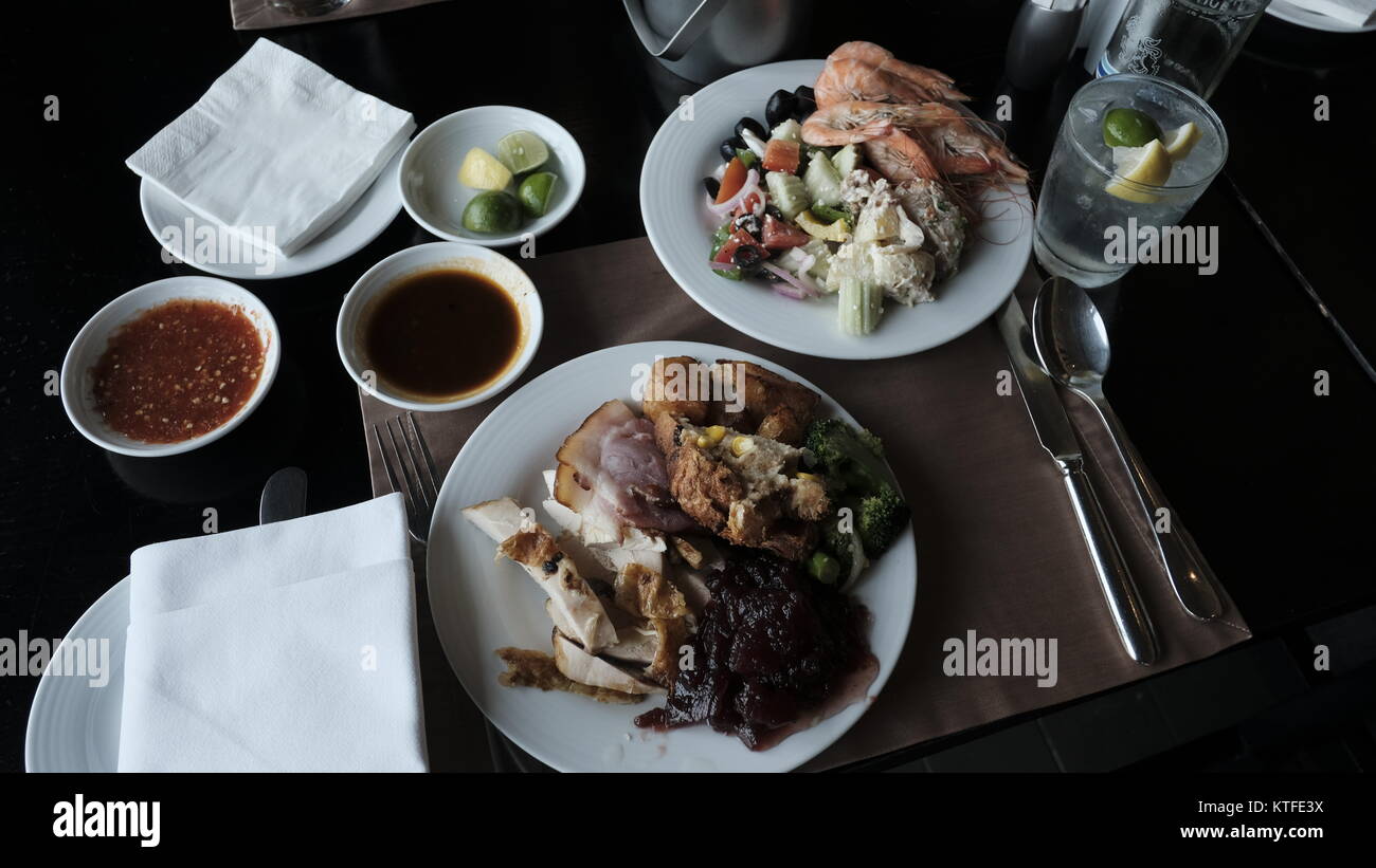 Comida caliente de lujo Smorgasbord internacional delicias culinarias de la  cocina occidental y asiática de una variedad de platos principales Cinco  Estrellas cenas buffet Fotografía de stock - Alamy