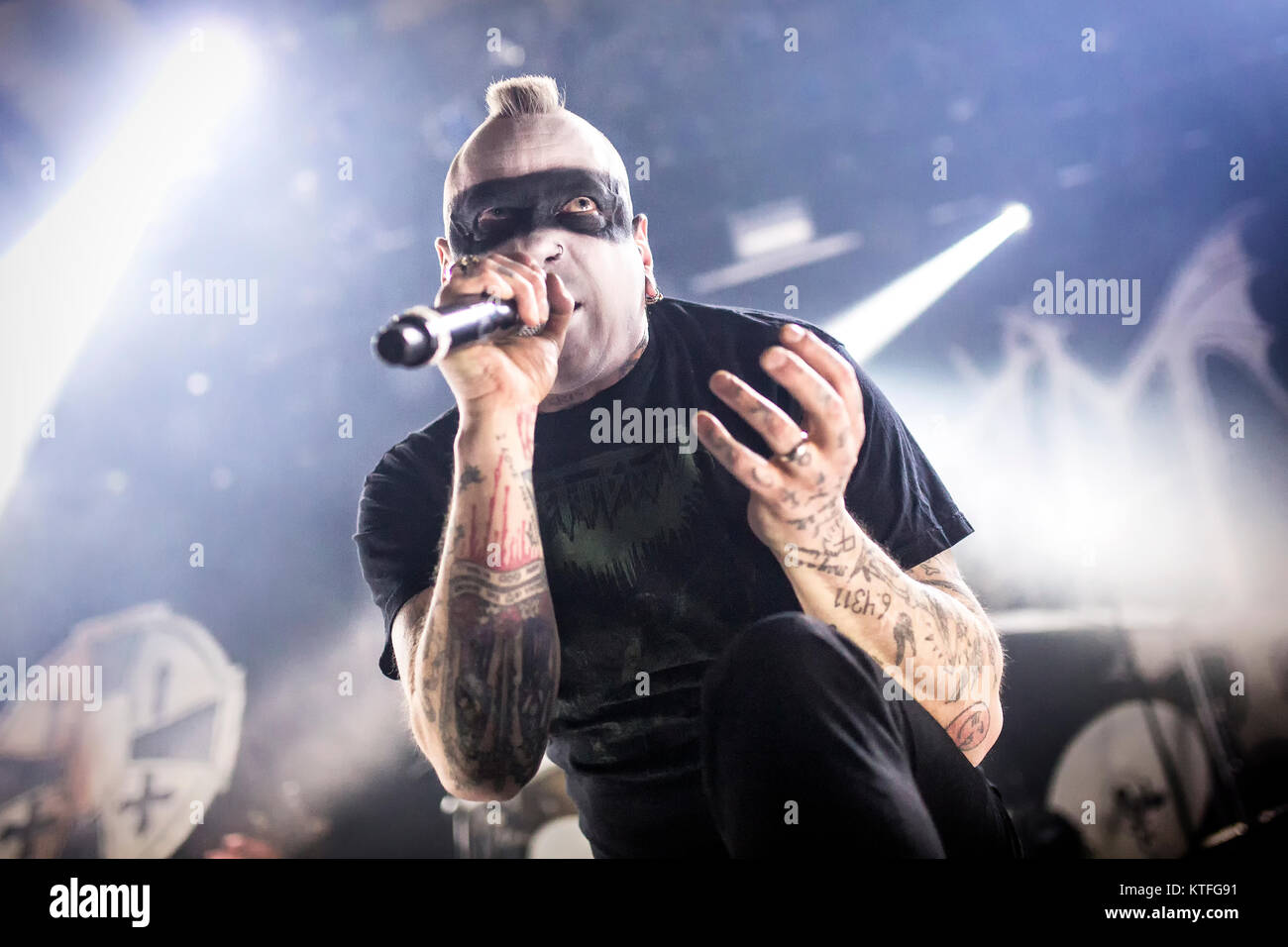 La banda de Black Metal noruego Mayhem realiza un concierto en vivo en el Rockefeller como parte del festival Inferno Metal Festival 2016 en Oslo. El concierto fue un show especial incluyen a ex-miembros de las bandas como ere vocalista Maniac en directo sobre un escenario. Noruega, el 27/03 de 2016. Foto de stock