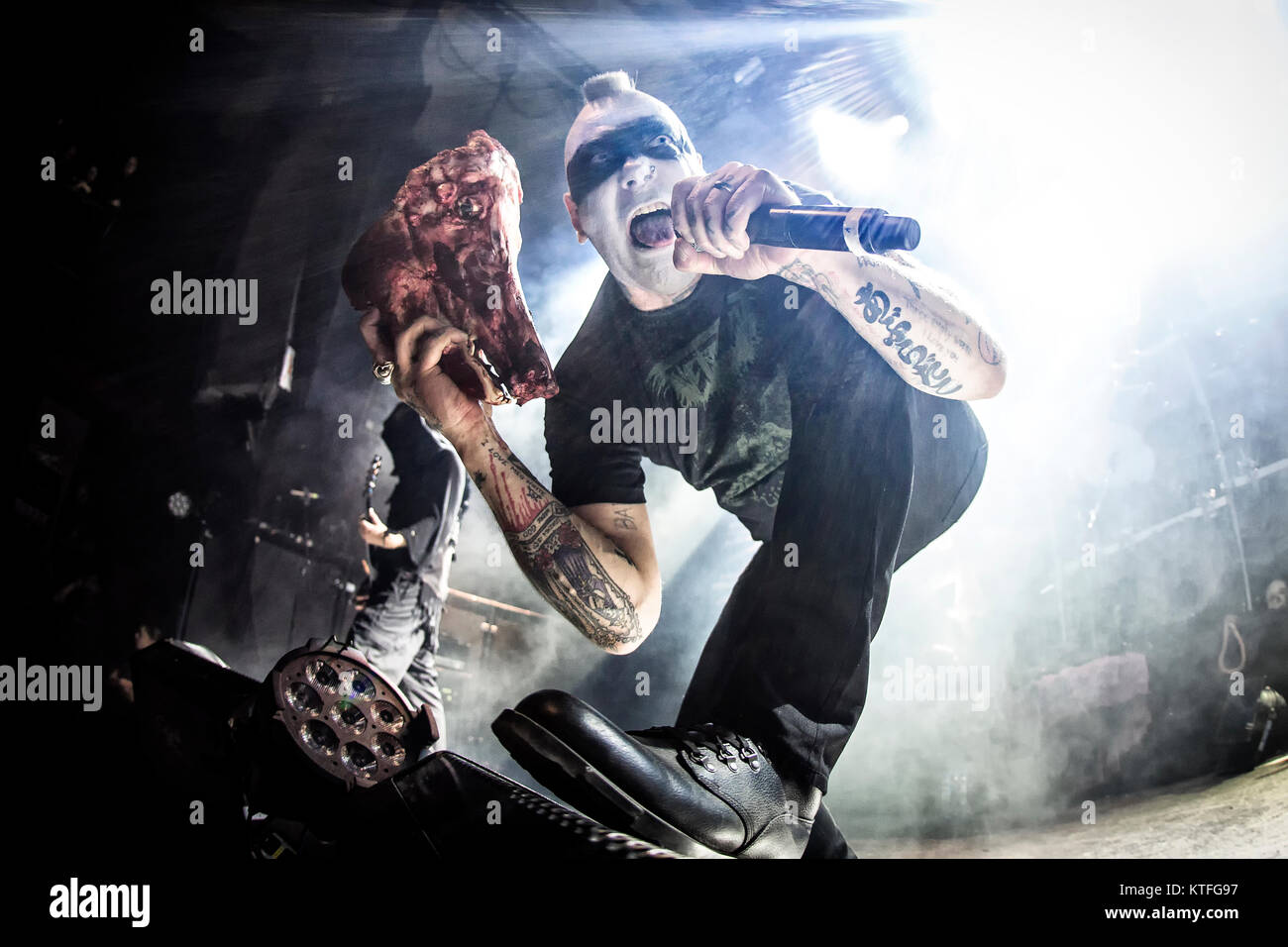 La banda de Black Metal noruego Mayhem realiza un concierto en vivo en el Rockefeller como parte del festival Inferno Metal Festival 2016 en Oslo. El concierto fue un show especial incluyen a ex-miembros de las bandas como ere vocalista Maniac en directo sobre un escenario. Noruega, el 27/03 de 2016. Foto de stock