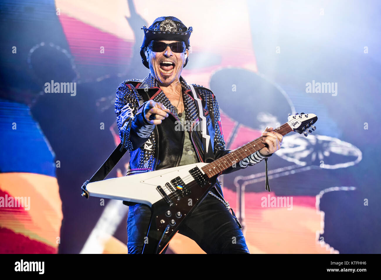 La banda de rock alemana Scorpions realiza un concierto en vivo en el  festival de música sueco Sweden Rock Festival 2017. Aquí el guitarrista  Rudolf Schenker es visto en vivo en el