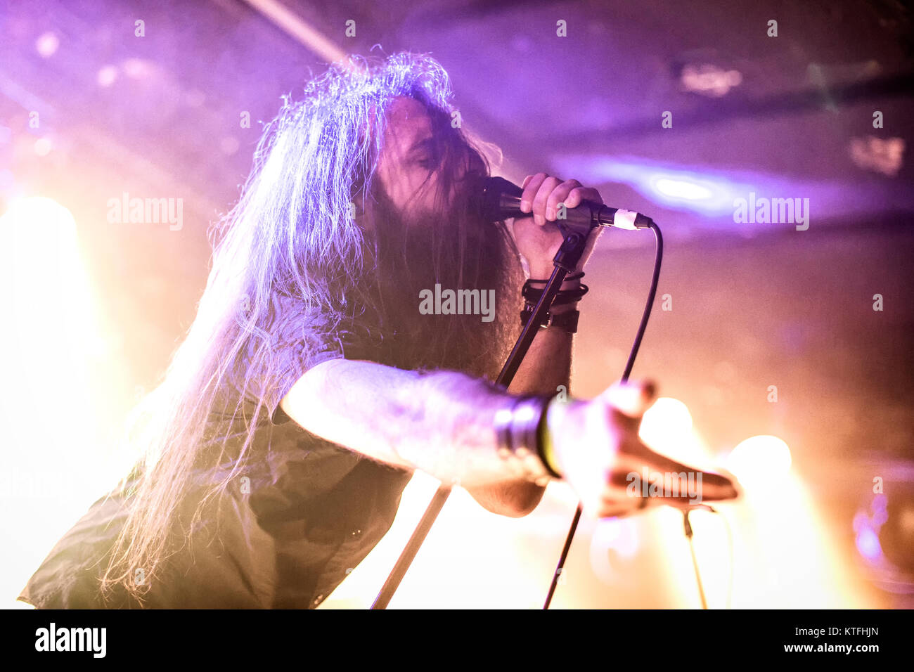 Las costas de la banda doom metal Italiano de Null realiza un concierto en vivo en John Dee como parte del festival Inferno Metal Festival 2016 en Oslo. Aquí la vocalista Davide Straccione es visto en vivo en el escenario. Noruega, el 24/03 de 2016. Foto de stock
