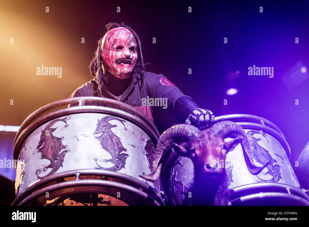 La banda de heavy metal Americana Slipknot realiza un concierto en vivo en  Oslo Spektrum. Aquí el músico Shawn Crahan "Clown" en la percusión es visto  en vivo en el escenario. Noruega,