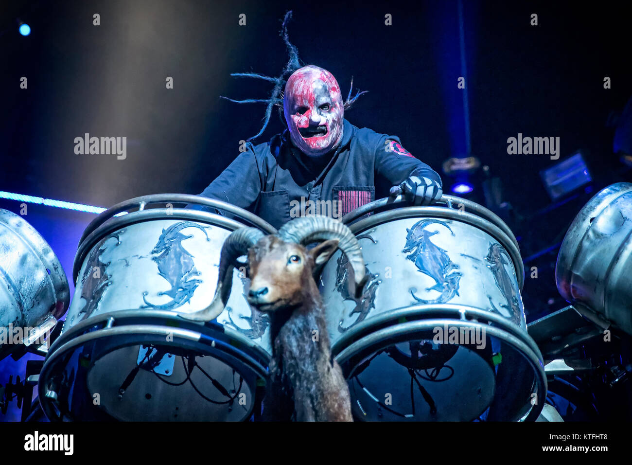 La banda de heavy metal Americana Slipknot realiza un concierto en vivo