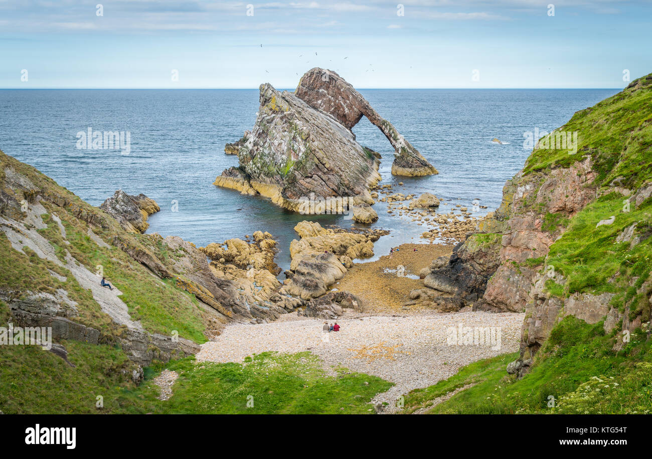 Arco de violín, roca natural de mar cerca de arco Portknockie en la costa noreste de Escocia. Foto de stock