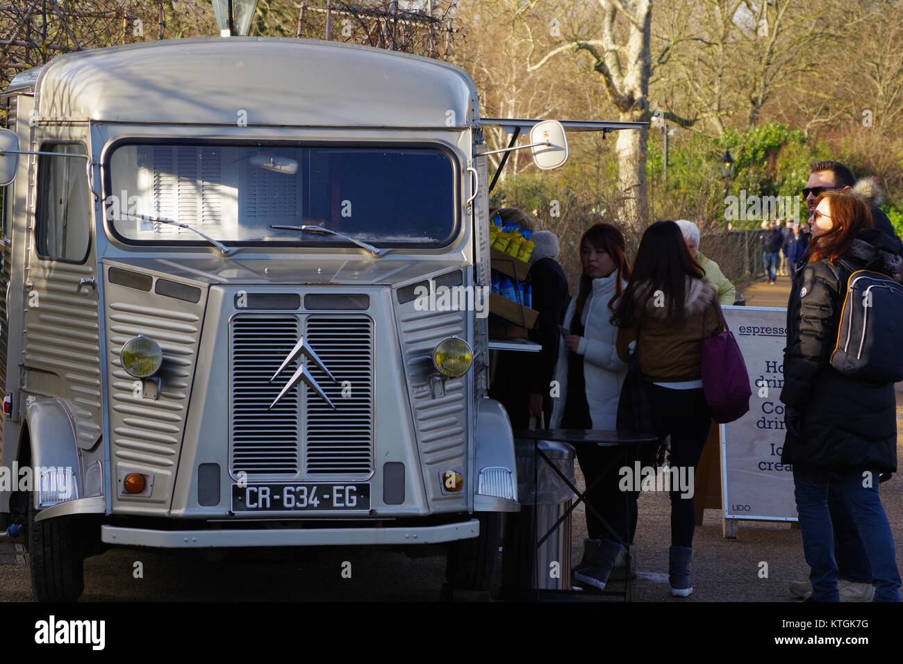 Citroën H tipo van sirviendo bebidas en el Serpentine Lido, Hyde Park, Londres, Reino Unido. Diciembre, 2017. Foto de stock