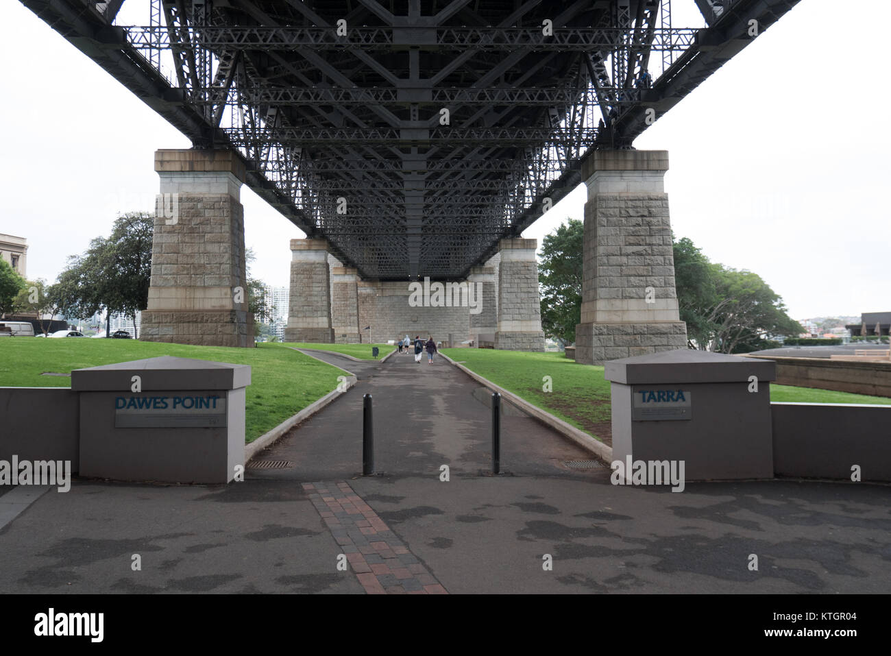 Debajo del puente de Sydney Foto de stock