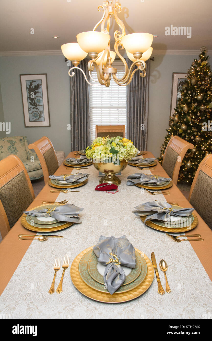 Comedor con mesa, decorado para las vacaciones de Navidad Foto de stock