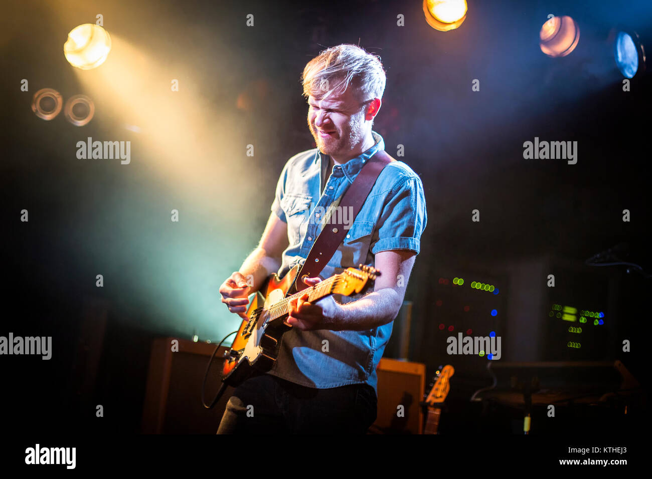 Los británicos blues-rock band Las asociaciones antialcohólicas realiza un concierto en vivo en John Dee en Oslo. Aquí el guitarrista Paul Sayer es visto en vivo en el escenario. Noruega, el 09/02 de 2016. Foto de stock