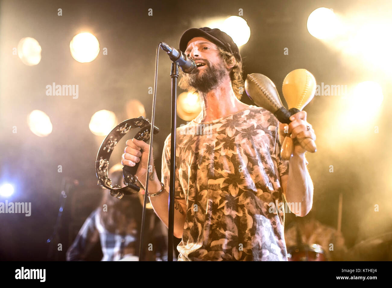 Los británicos blues-rock band Las asociaciones antialcohólicas realiza un concierto en vivo en John Dee en Oslo. Aquí el cantante, compositor y músico Phil Campbell es visto en vivo en el escenario. Noruega, el 09/02 de 2016. Foto de stock